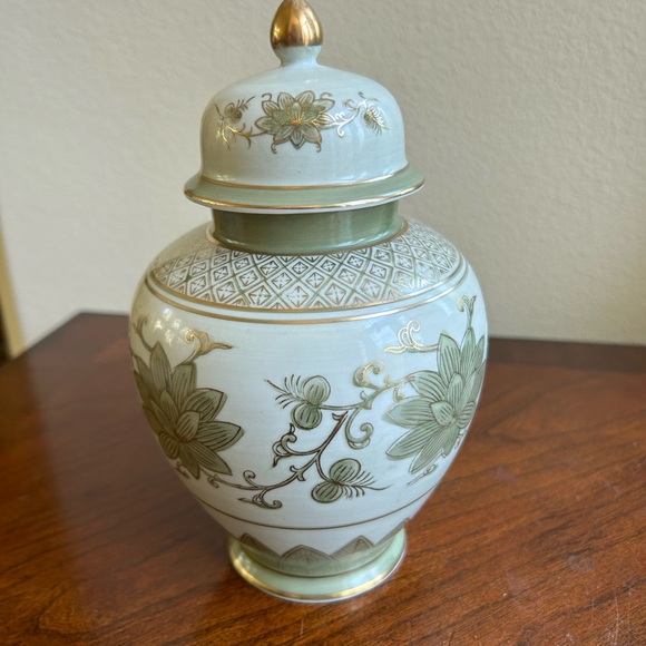 Vintage Andrea Asian green , gold lotus pattern lidded ginger jar - Picture 2 of 4